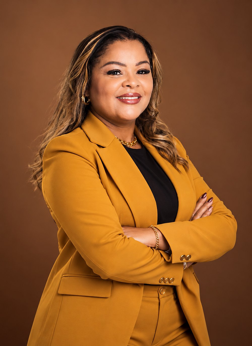Tatiane Pacheco, psicanalista clínica, sorrindo de blazer mostarda